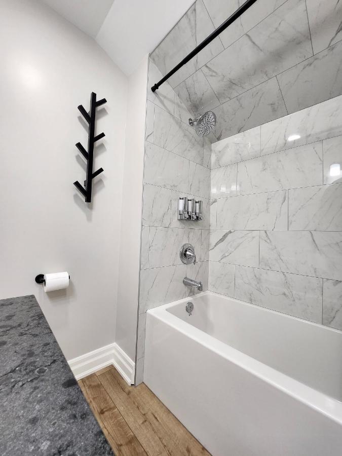 The Cozy Cove Modern King-Bedroom Full Apartment Sainte-Catherine Eksteriør bilde