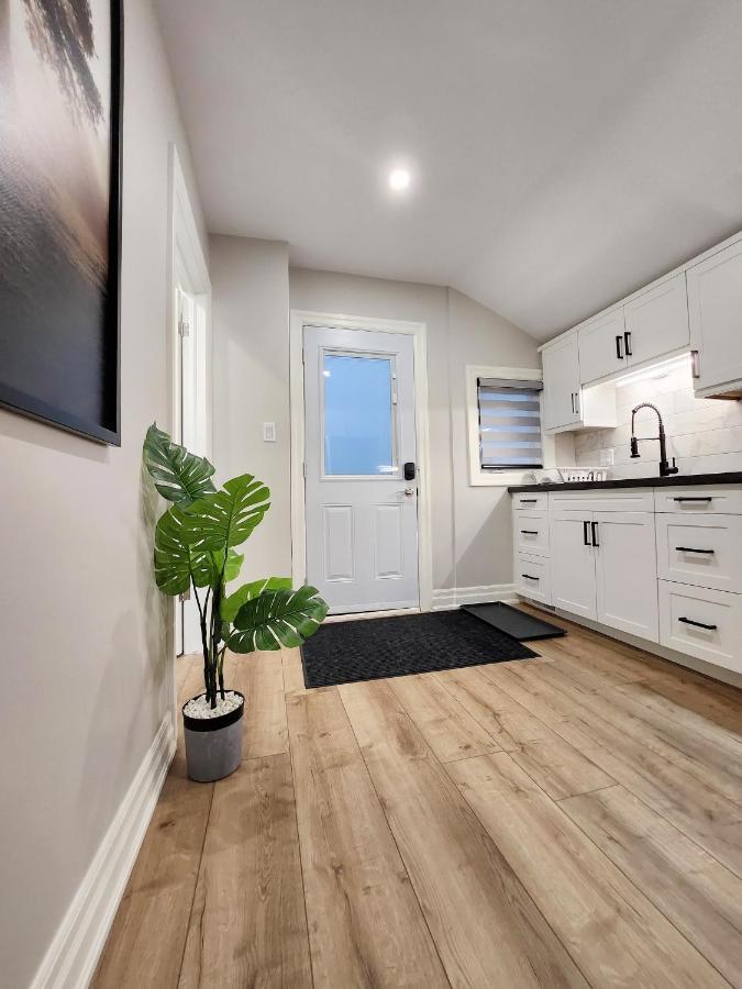 The Cozy Cove Modern King-Bedroom Full Apartment Sainte-Catherine Eksteriør bilde