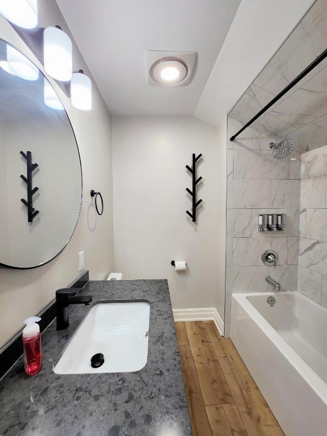 The Cozy Cove Modern King-Bedroom Full Apartment Sainte-Catherine Eksteriør bilde
