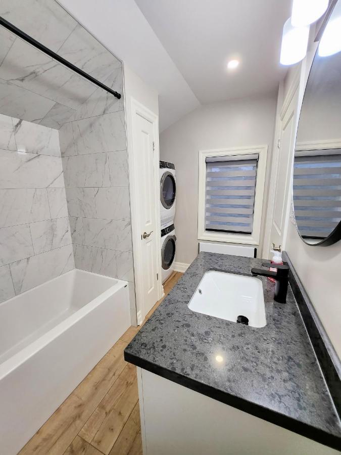 The Cozy Cove Modern King-Bedroom Full Apartment Sainte-Catherine Eksteriør bilde